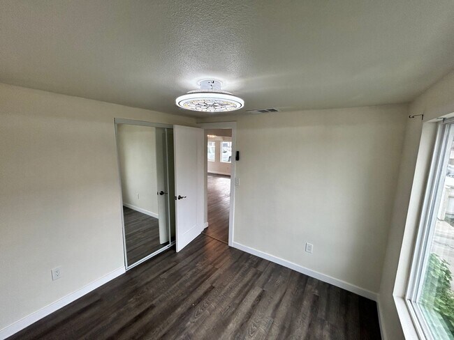 Building Photo - 1525 W Orangeburg Ave