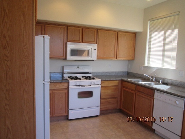 Building Photo - 1751 Pinewood Dr