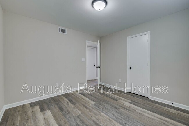 Building Photo - 37 Conifer Ct