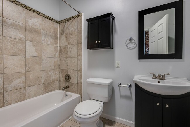 Building Photo - 2823 Cobden St