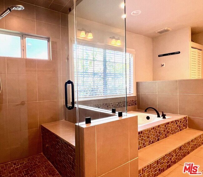 Building Photo - 401 Kings Rd