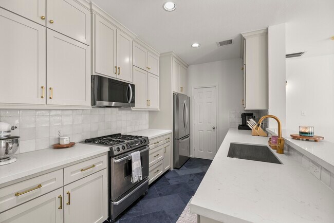 Building Photo - 1616 W 25th St