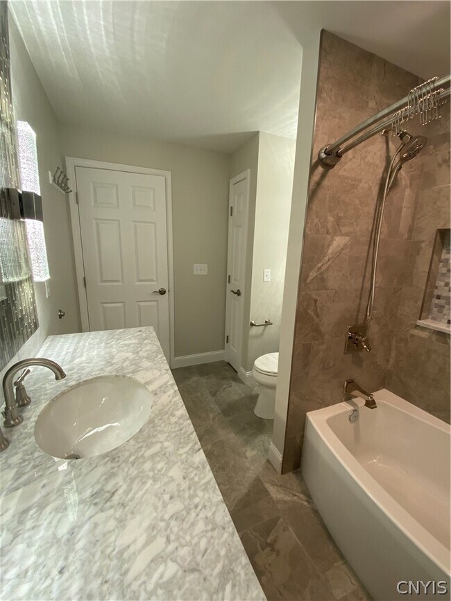 Building Photo - 447 Summerhaven Dr N