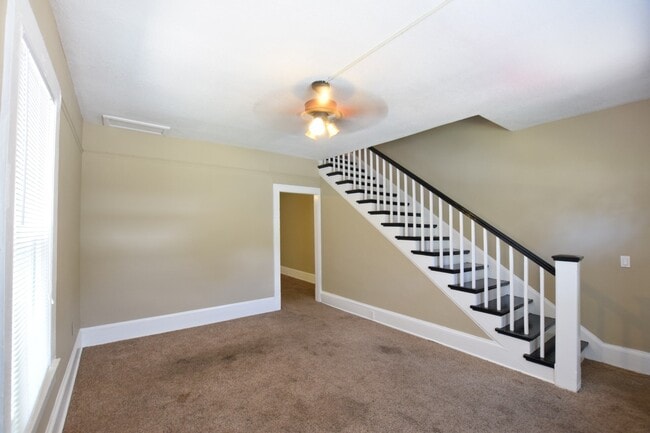 Building Photo - Charming 3 Bed 1.5 Bath Town Home for Rent...