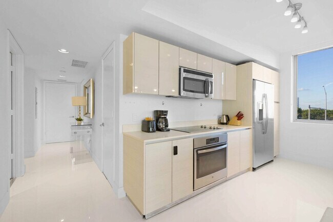 Building Photo - 2602 E Hallandale Beach Blvd