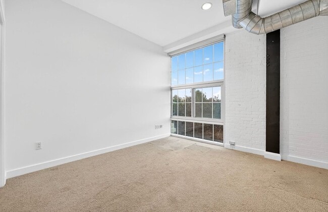 Building Photo - Stunning 3 bedroom Loft