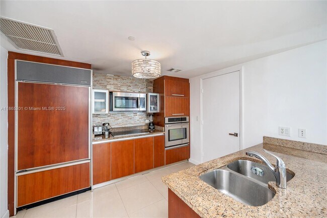 Building Photo - 17201 Collins Ave