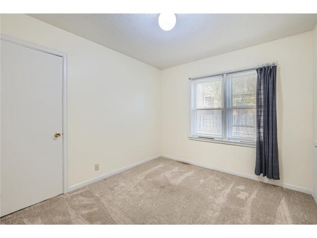 Building Photo - 18 Park Ln