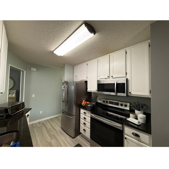Building Photo - Updated 2 Bed, 2.5 Bath Apple Valley Townh...