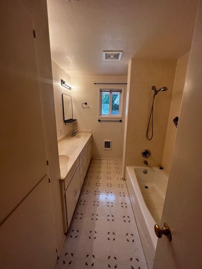 Building Photo - 4-Bedroom 3-Bathroom house with attached 1 bedroom apartment