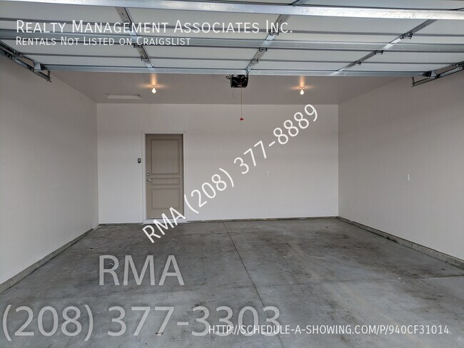 Building Photo - Gorgeous Townhouse Located in Meridian Nea...