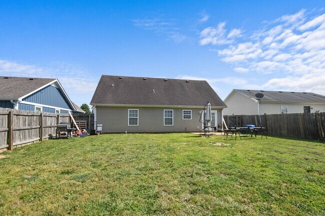 Building Photo - Pet Friendly Three Bedroom!