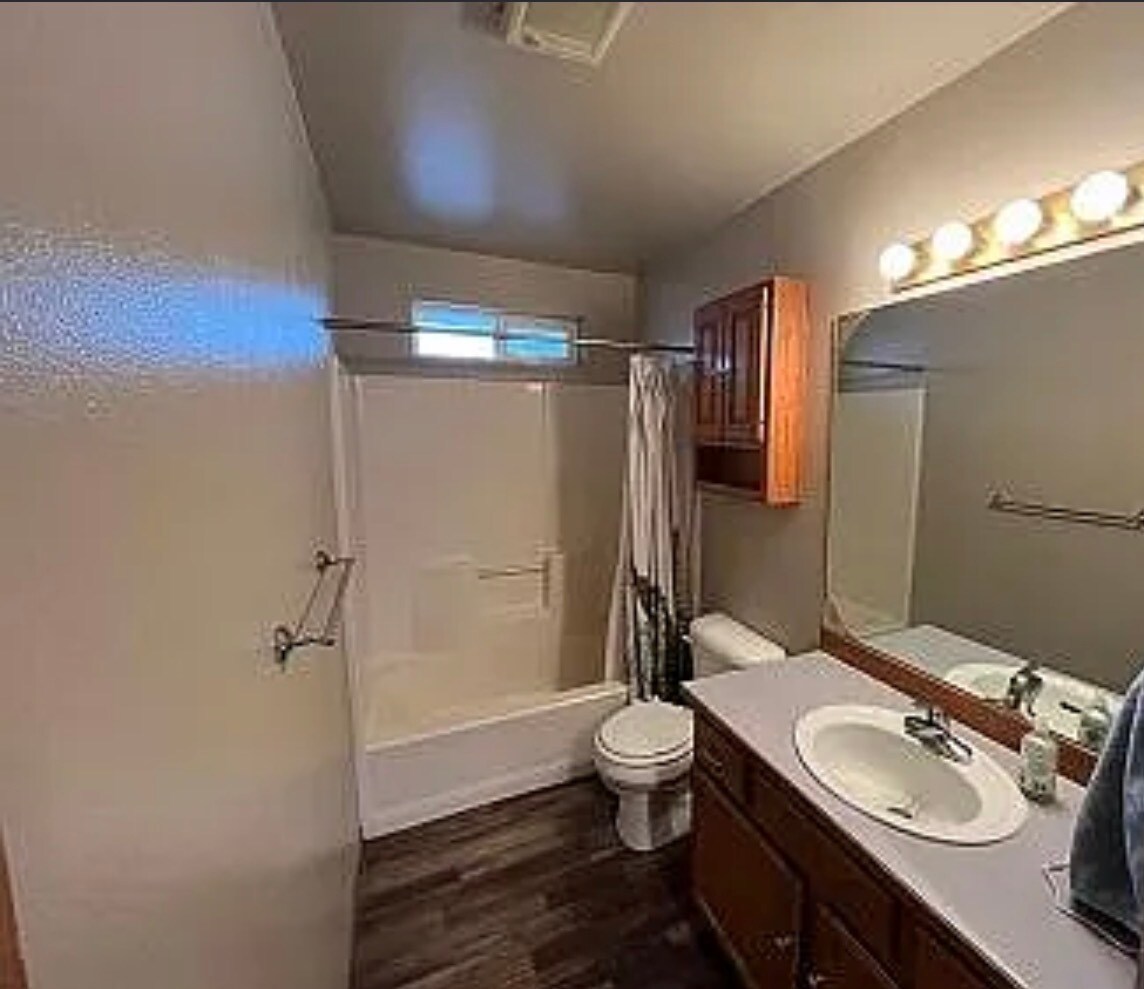 Building Photo - 1806 N Medina St