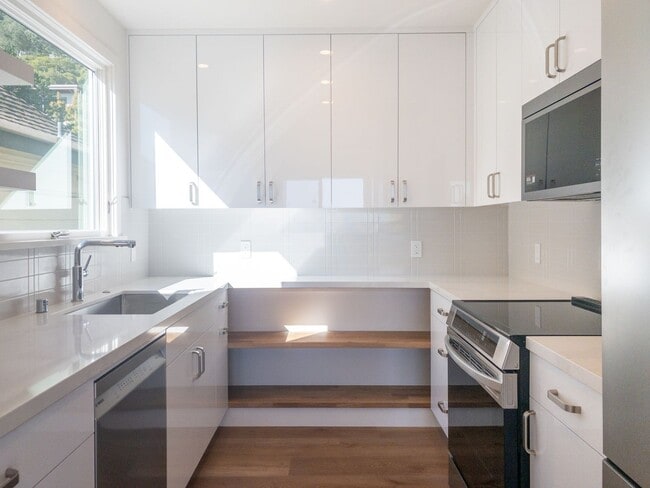 Building Photo - Stunning, Newly Remodeled, Top Floor Flat, Huge Private Deck,  Bay Views, Laundry! Parking! PROGR...