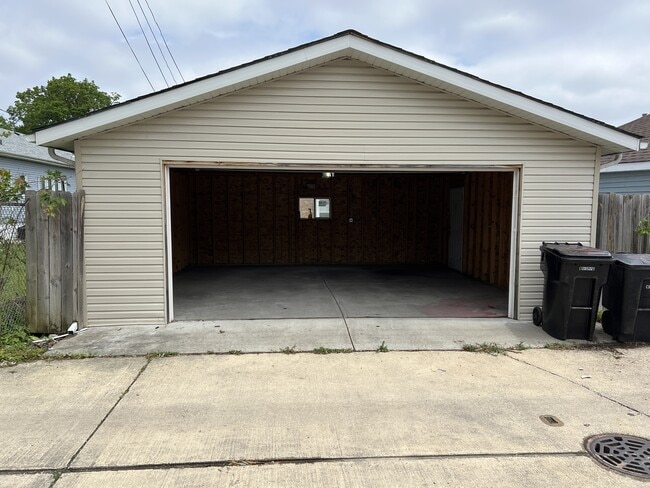Building Photo - 10330 S Green St
