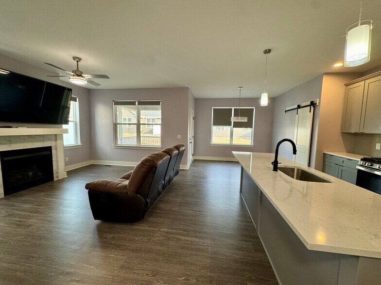 Building Photo - 3082 Charissas Plz