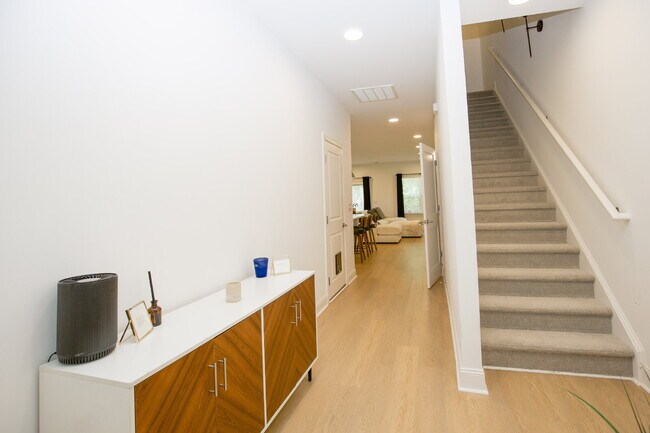 Building Photo - 381 James St