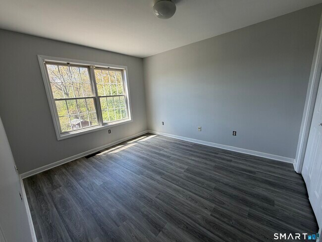 Building Photo - 44 Taft Pointe
