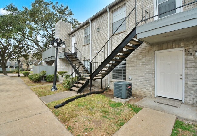 Building Photo - 9700 Leawood Blvd