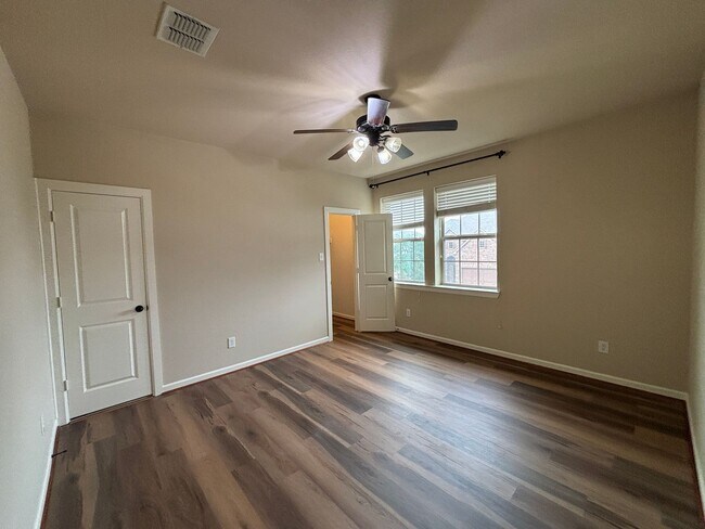 Building Photo - 5 BR/4BA | Updated Single Family Home | 2-Car Garage | Gated backyard