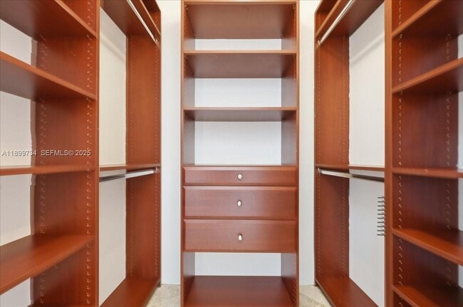 Building Photo - 704 N Ocean Blvd