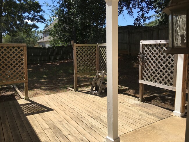 Building Photo - Helena Beauty!!  3BR 2.5BA - You will LOVE IT!!
