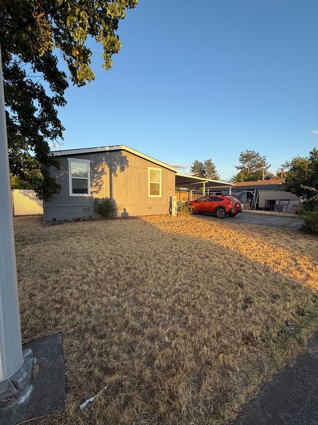 Building Photo - Don’t miss out on this great home