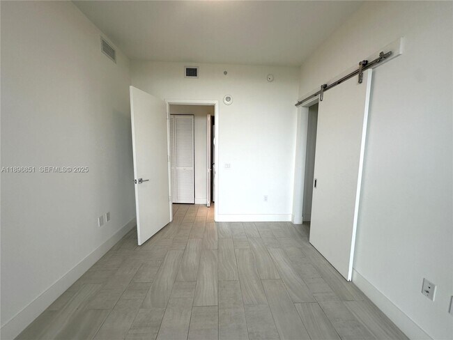 Building Photo - 2000 Metropica Wy