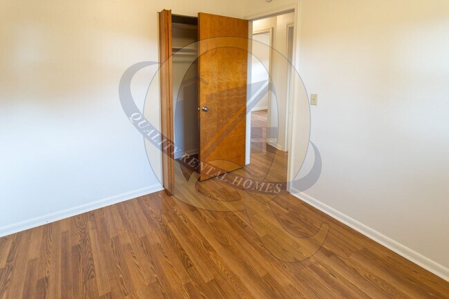 Building Photo - Available Now in Flint Twp.!!