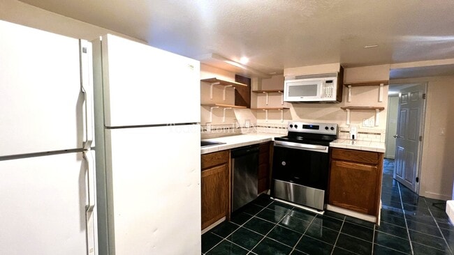 Building Photo - Large 2 Bed / 1 Bonus Room in the Brooklyn Neighborhood off SE Milwaukie Ave.