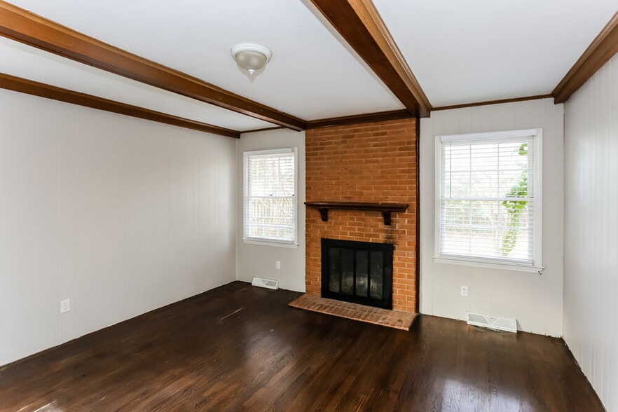 Building Photo - 5000 Coronado Dr