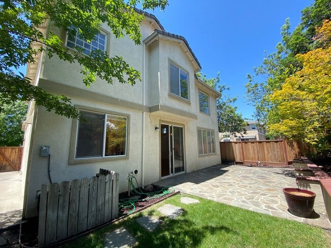 Building Photo - Open Single-Family 3Bed/2.5BA Home Mere Mi...
