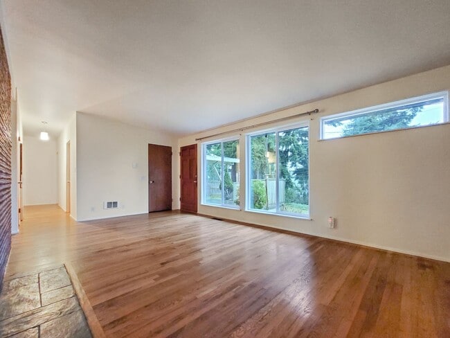 Building Photo - Cozy rambler with large outdoor space!!!