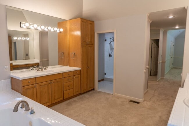 Building Photo - 4bd/3.75ba Woodinville Home