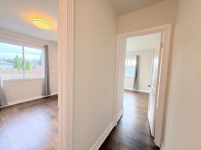 Building Photo - Updated 3-Bedroom Home with Fenced Yard & Garage in Portland