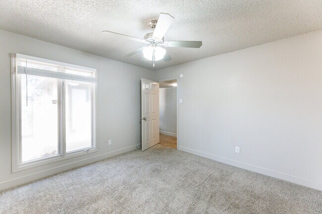 Building Photo - Spacious 3/2/2
