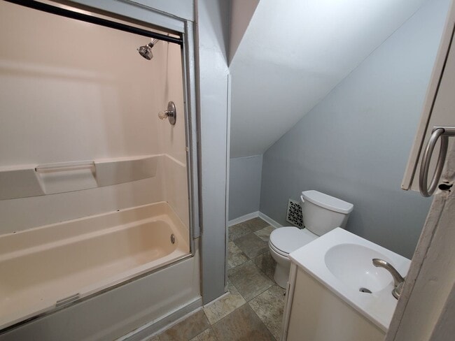 Building Photo - 2 Bedroom, 1 Full Bath, 2 Story home in th...