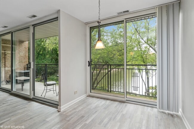 Building Photo - 1601 Fairway Dr