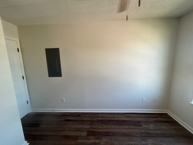 Building Photo - 3-bedroom, 2.5-bathroom two-story home located in the desirable Gatewood Communities!