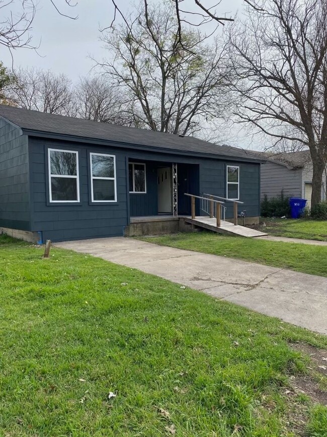 Building Photo - Spacious 3BD/2BA Home - Available in June!