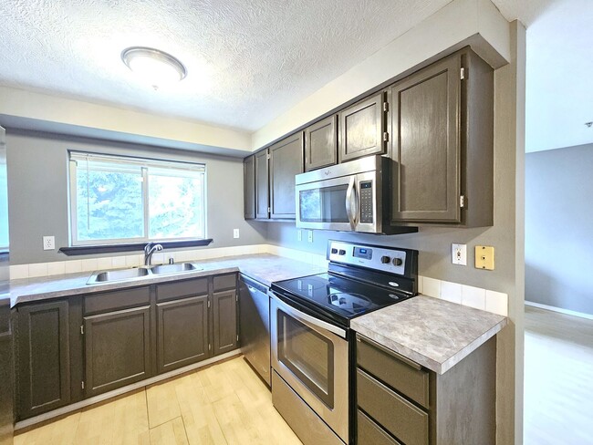 Building Photo - $1,600 - 1 Bed / 1 Bath Gorgeous Condo Unit in University District