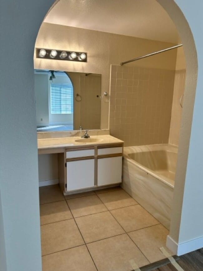 Building Photo - Newly Renovated 1 Bedroom!