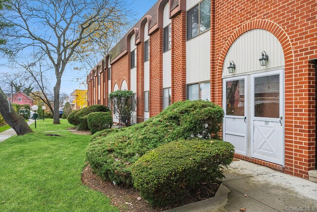 Building Photo - 145 Grove Ave