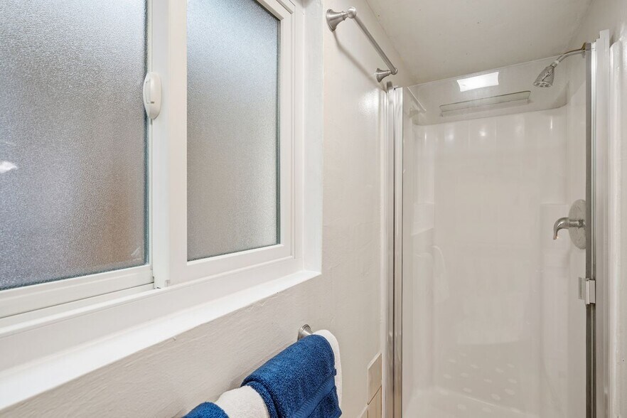 Building Photo - 832 Cypress Ave