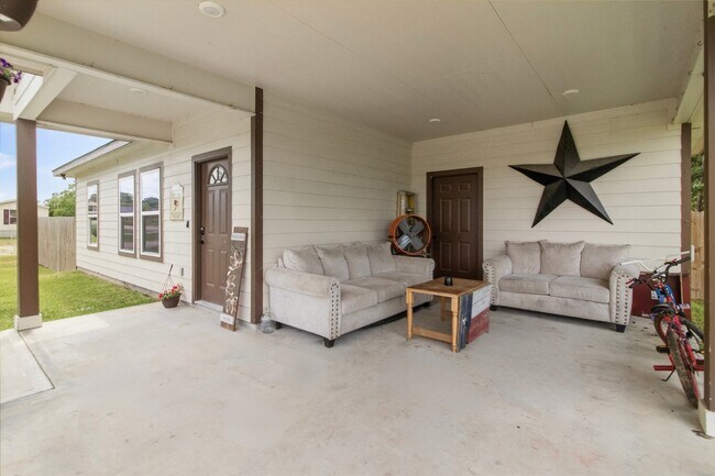 Building Photo - 16529 Kingsbury Dr