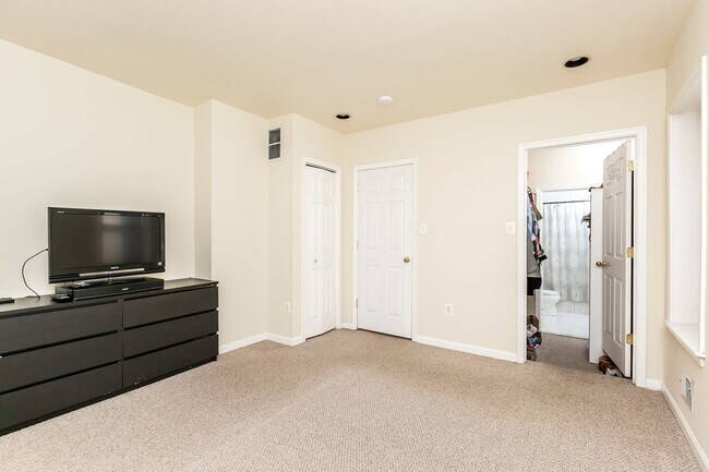 Building Photo - Stylish End-of-Group 2 bd 2.5bth Home in P...