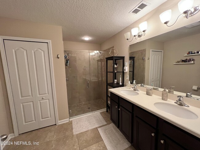 Building Photo - 15805 Twin Creek Dr