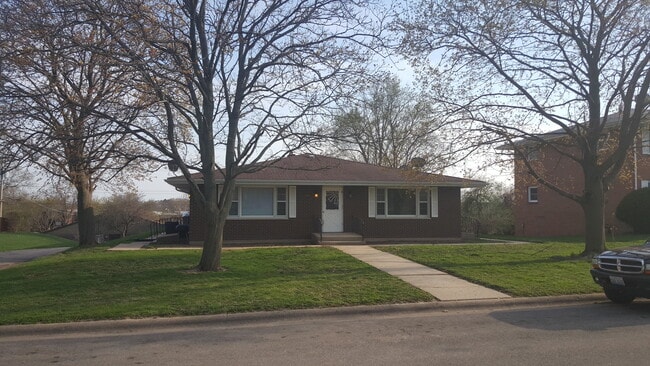 Building Photo - 5841 Garrett Ln