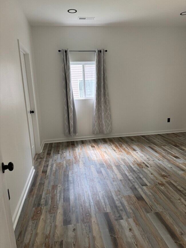 Building Photo - 242 Oakdale Ave