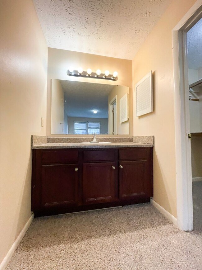 Building Photo - 2 Bedroom 2 Bathroom Condo